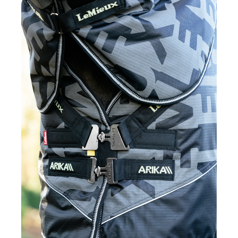 LeMieux Arika Reflective 0g Turnout Rug - Black-4